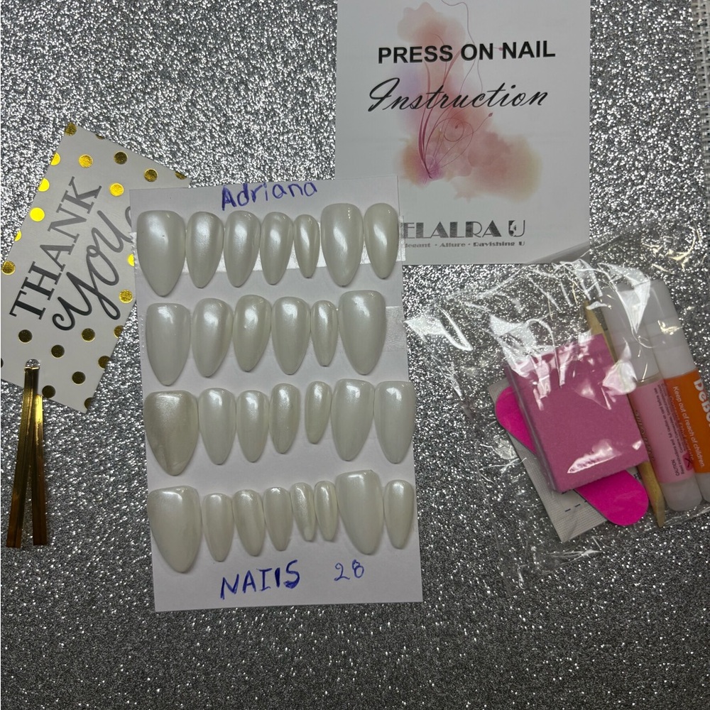 Shimmering White Press-On Nails Set